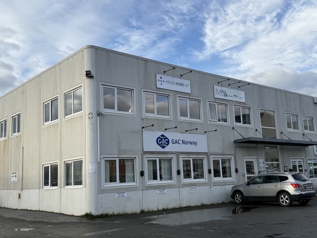 En bygning med en bil parkert foran