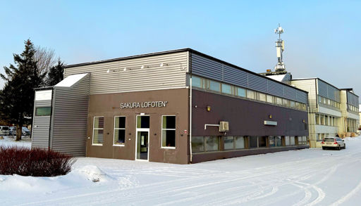 En bygning med et tårn i bakgrunnen