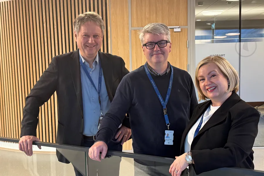 En gruppe mennesker som poserer for et bilde