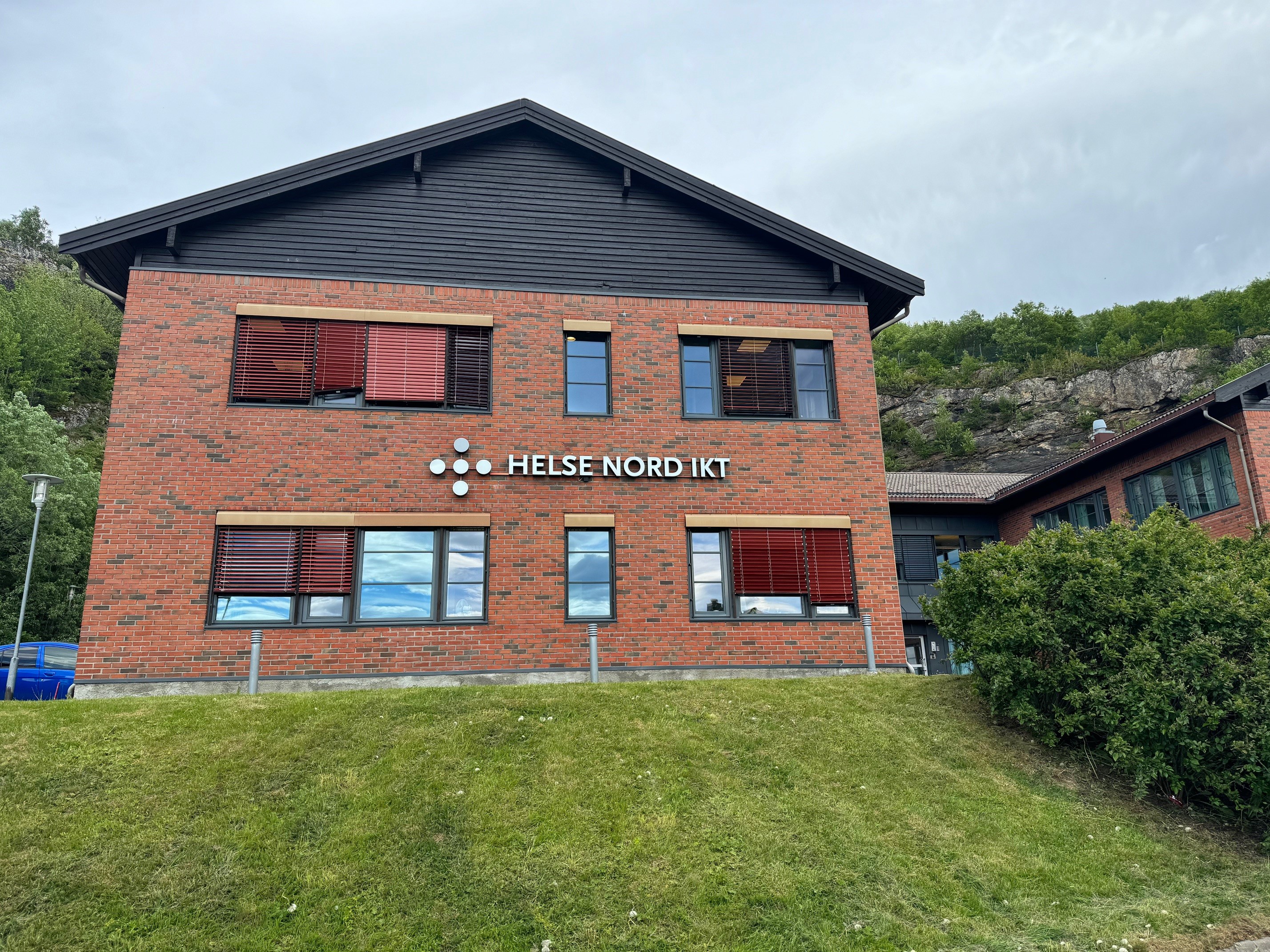 En bygning med et skilt på