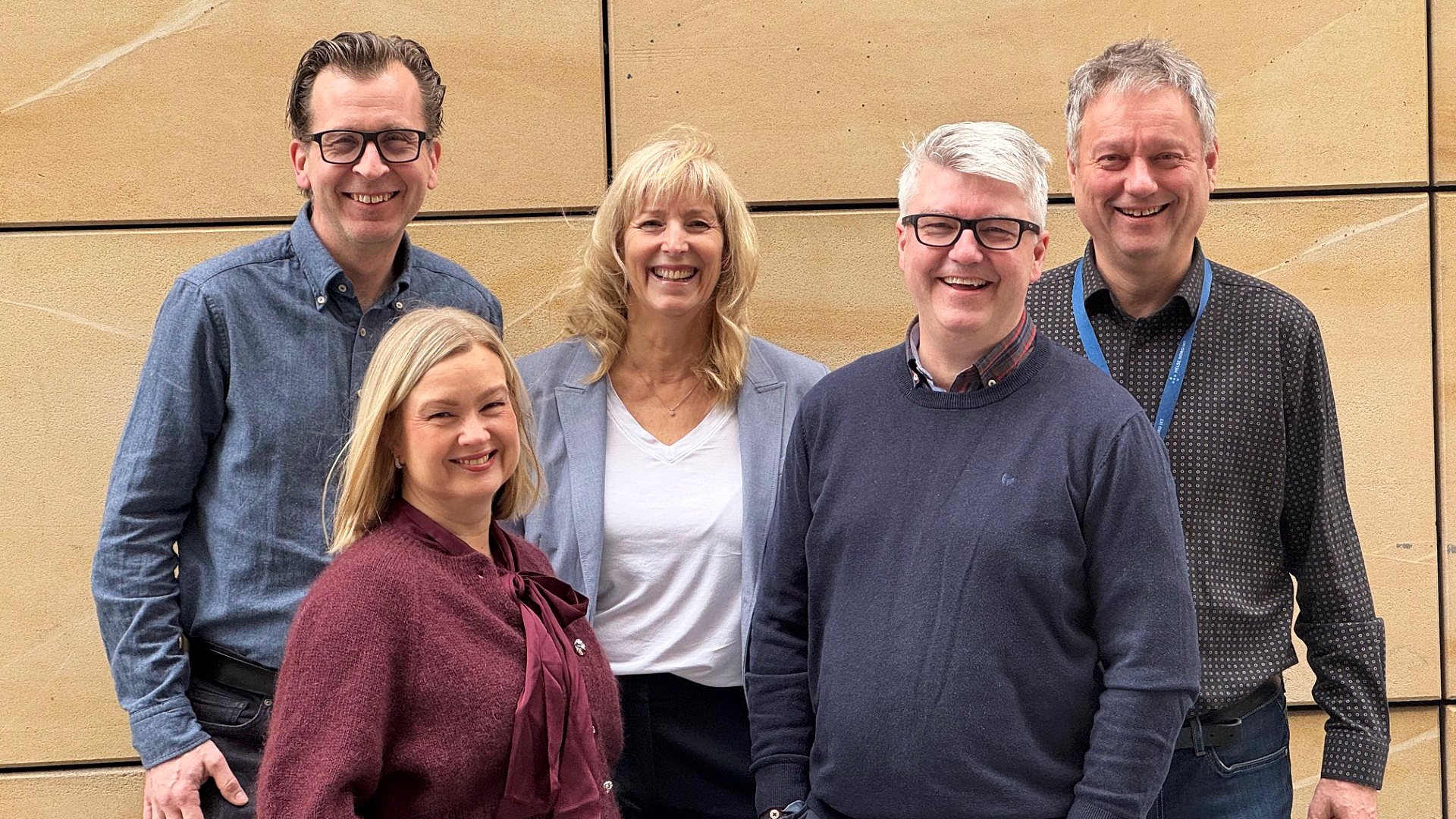 Ledelsen i Helse Nord IKT, her representert av Joachim Tuft (bak fra venstre), Therese Hoseth Blomsø, Philippa Suttie, Oddne Rasmussen og Sigurd From, gleder seg over gode resultater i årets medarbeiderundersøkelse.