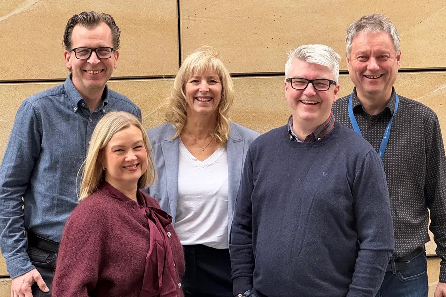 Ledelsen i Helse Nord IKT, her representert av Joachim Tuft (bak fra venstre), Therese Hoseth Blomsø, Philippa Suttie, Oddne Rasmussen og Sigurd From, gleder seg over gode resultater i årets medarbeiderundersøkelse.