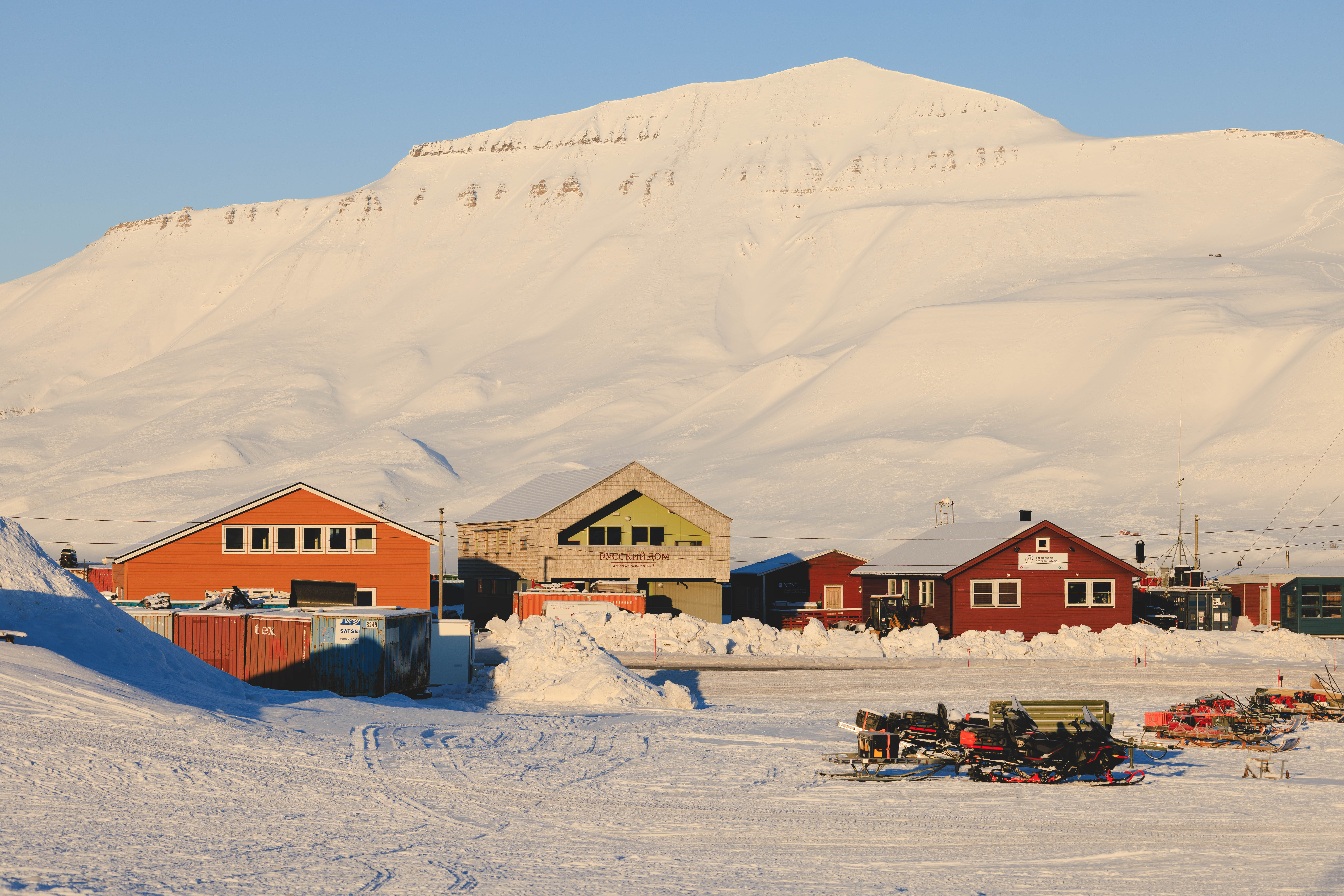 En gruppe hus i snøen