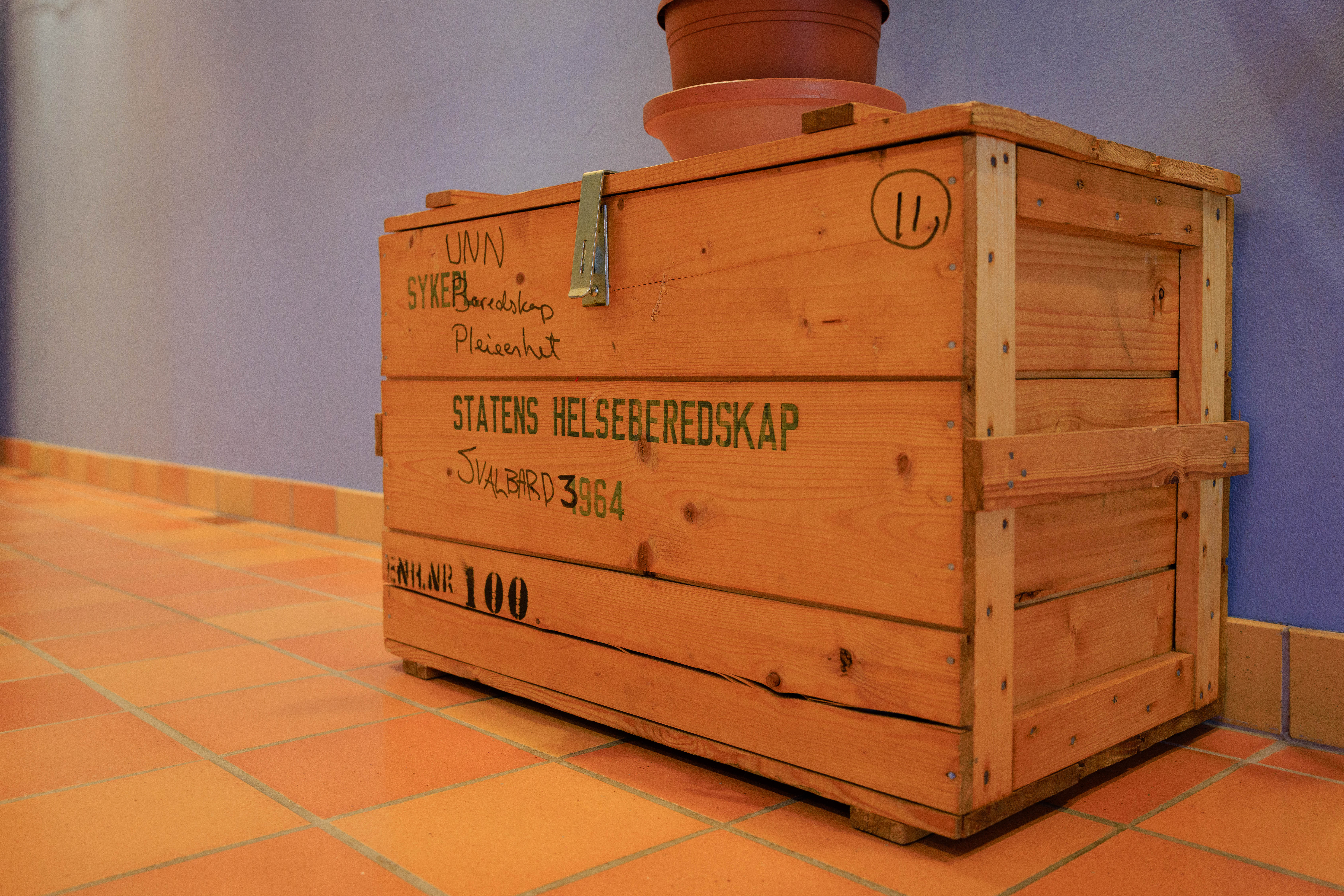 En gammel trekasse hvor det stemplet "statens helseberedskap"