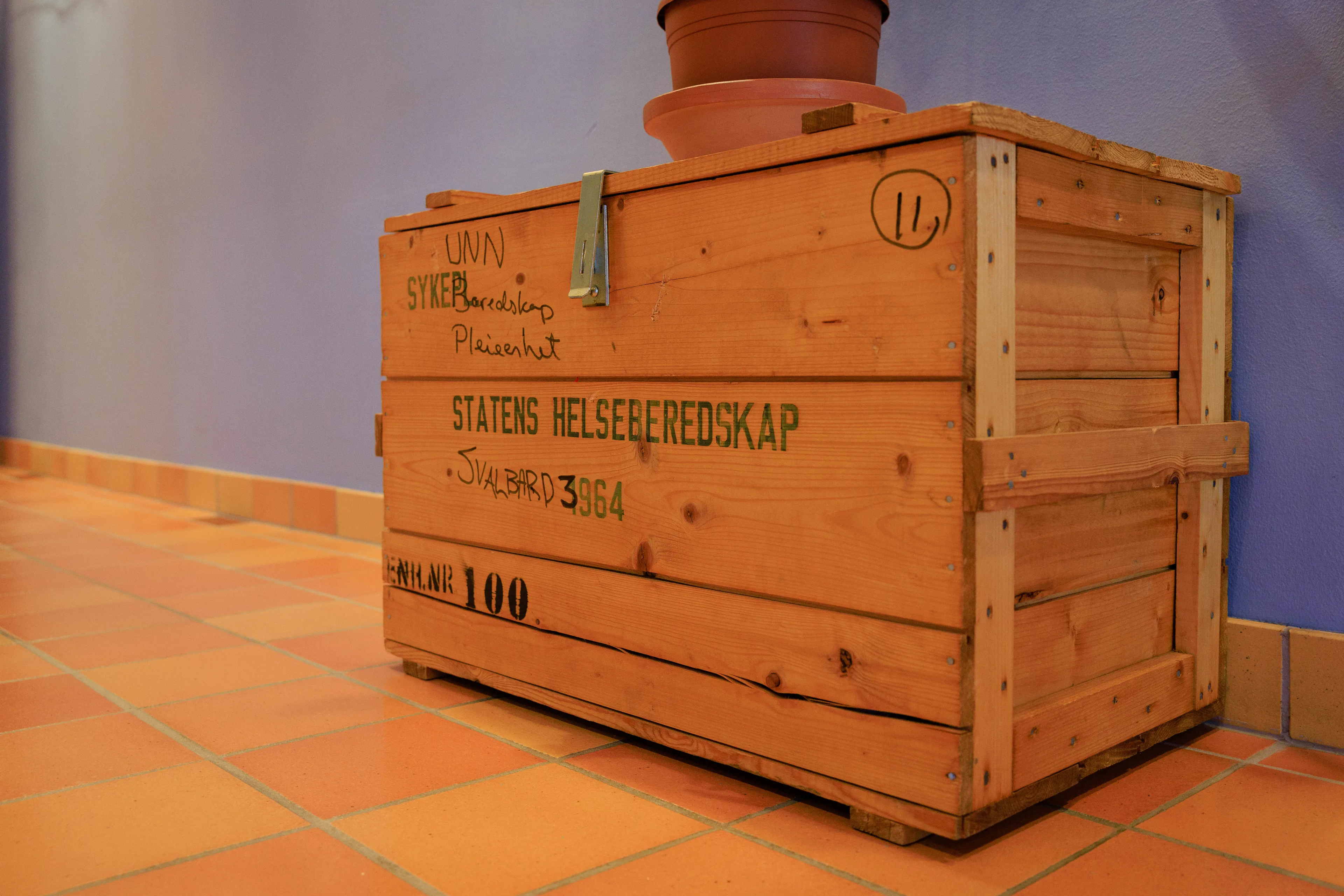 En gammel trekasse hvor det stemplet "statens helseberedskap"