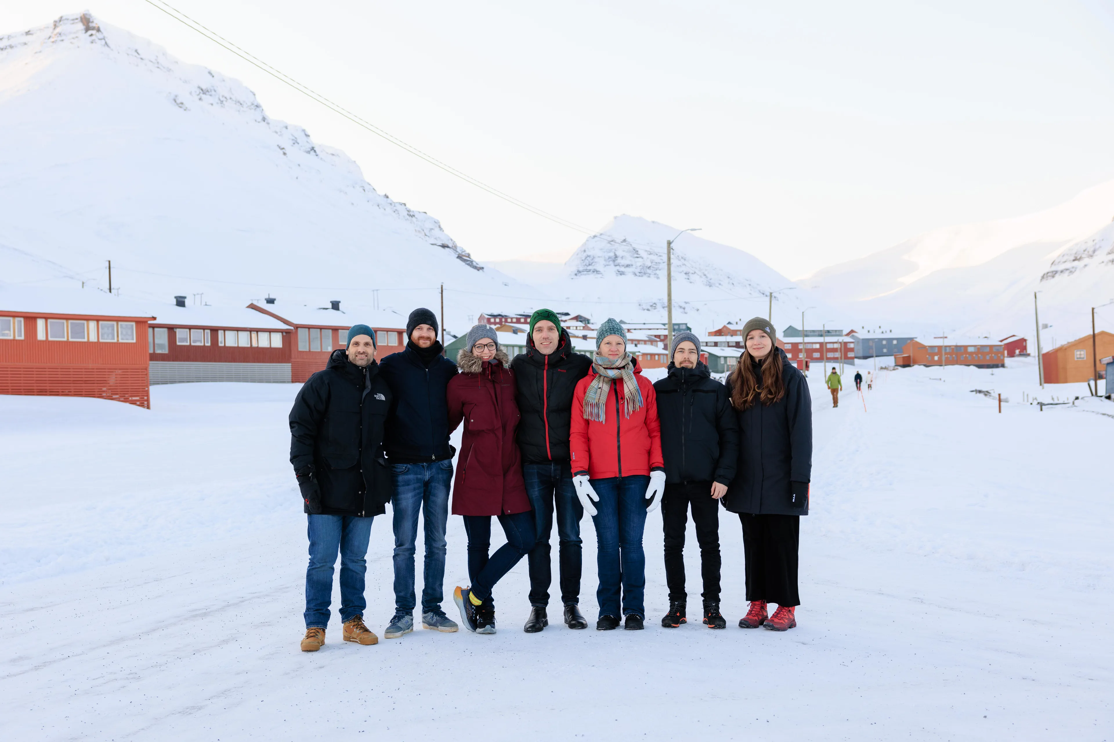 En gruppe mennesker som står i snøen