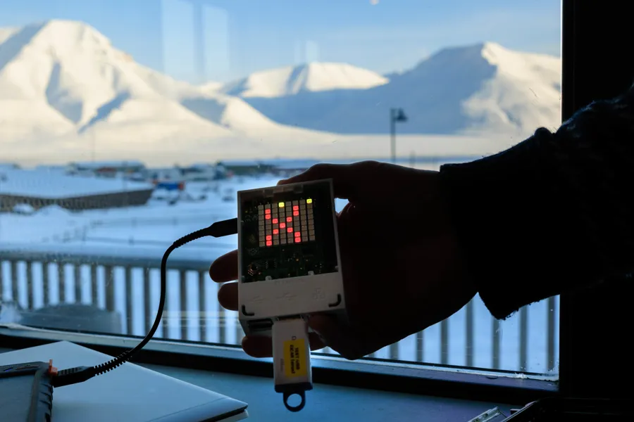 En hånd som holder en USB-scanner