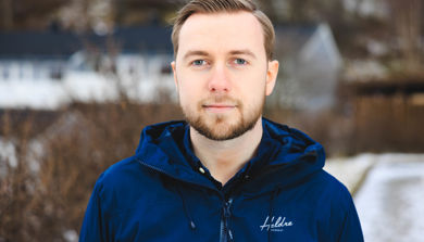 En mann i blå jakke