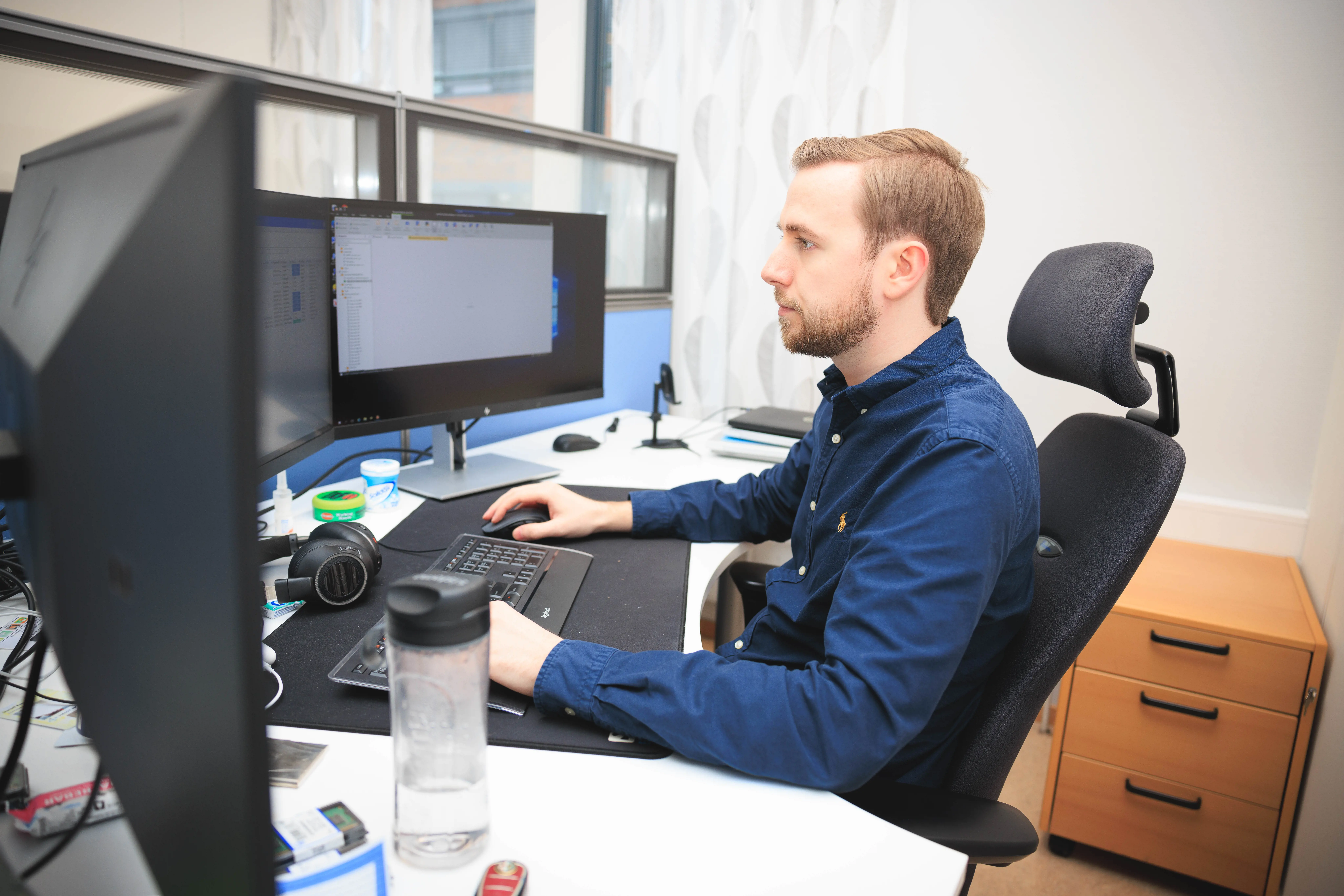 Daniel Bostrand sitter ved pulten sin på kontoret i Ørnkloa i Bodø
