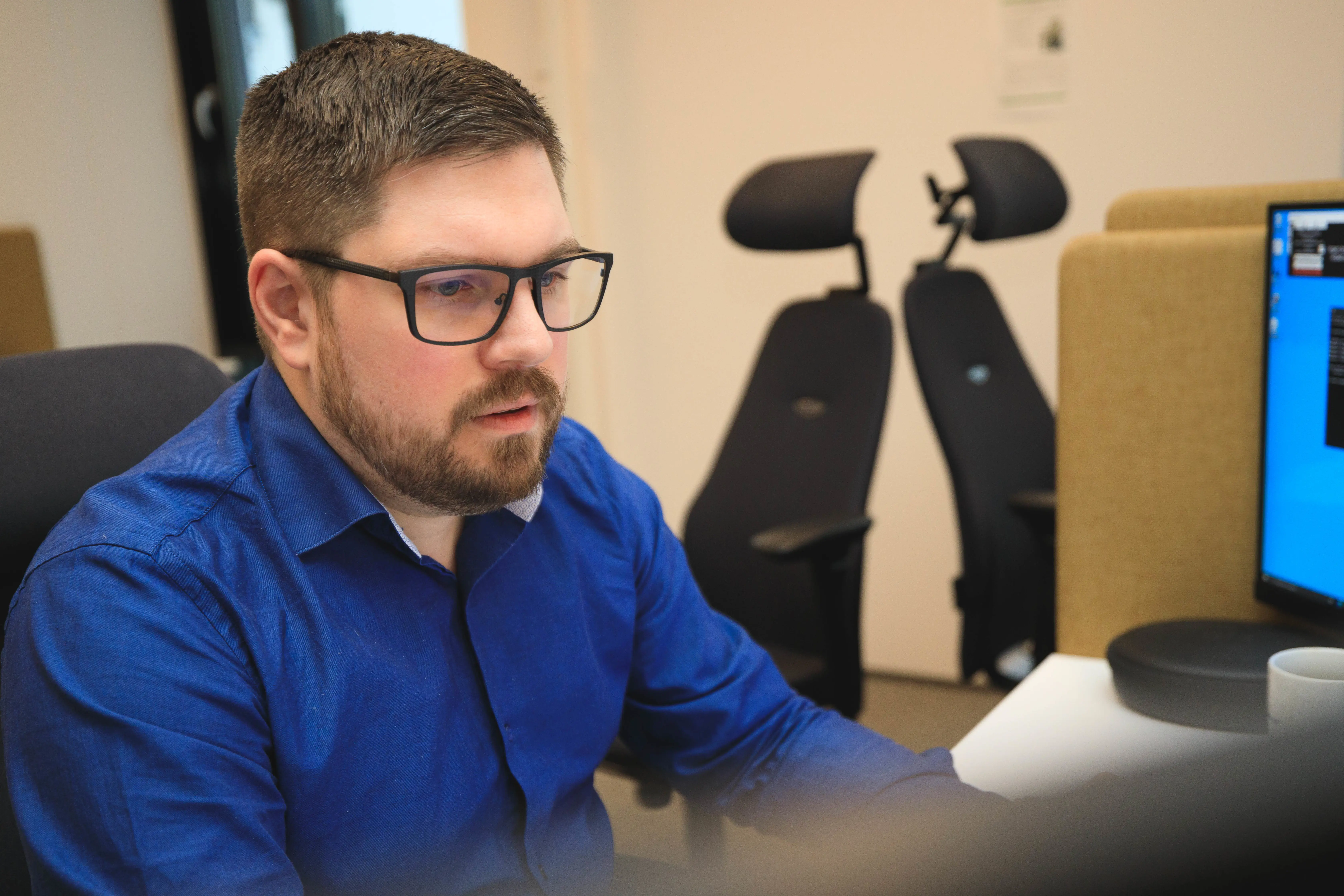 Håvard Johannes Bertheussen ser på en dataskjerm. Foto