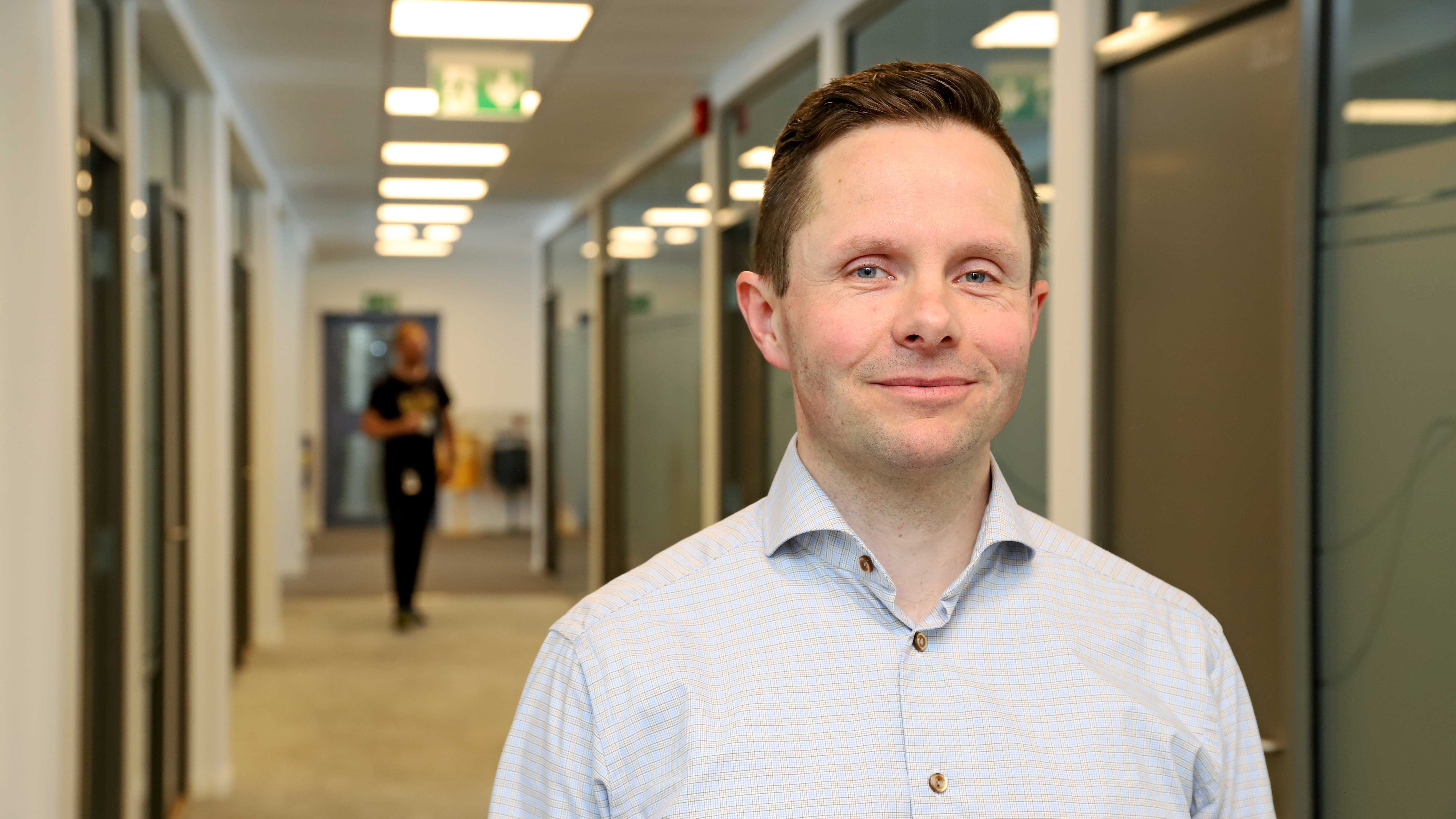 En mann som står i en gang