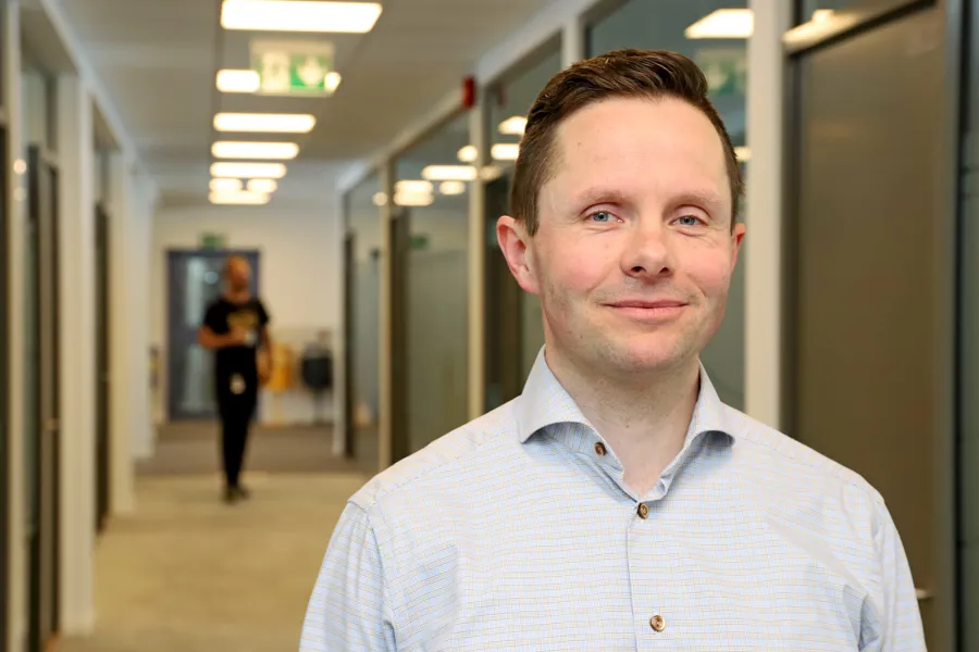 En mann som står i en gang