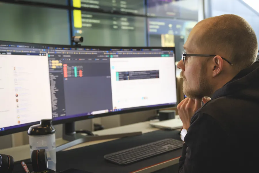 En mann som sitter foran en datamaskin