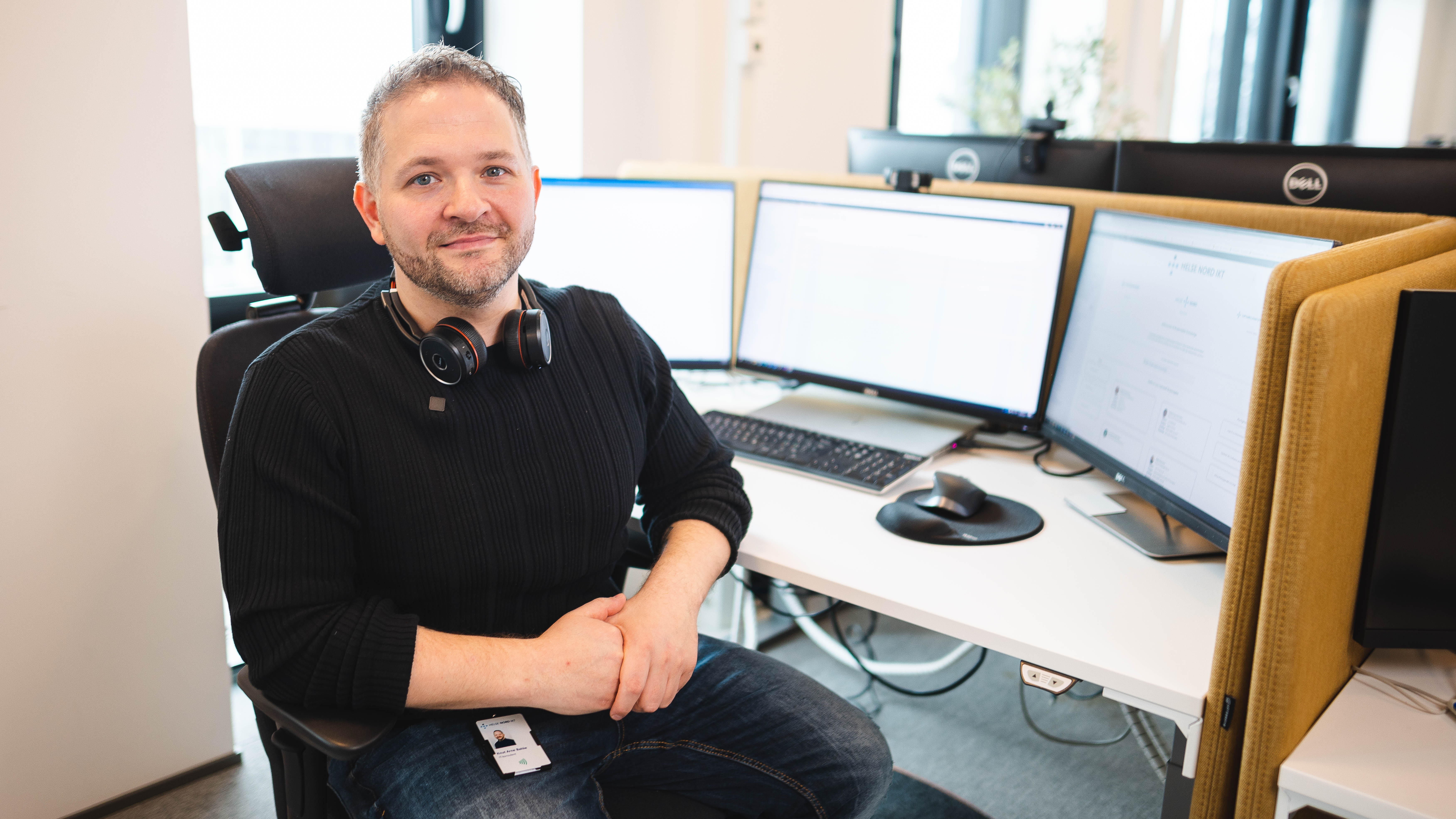 En mann som sitter foran en datamaskin