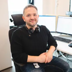 En mann som sitter foran en datamaskin