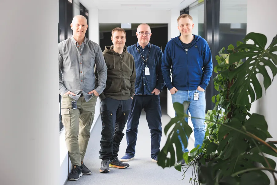 En gruppe menn som står foran en dør