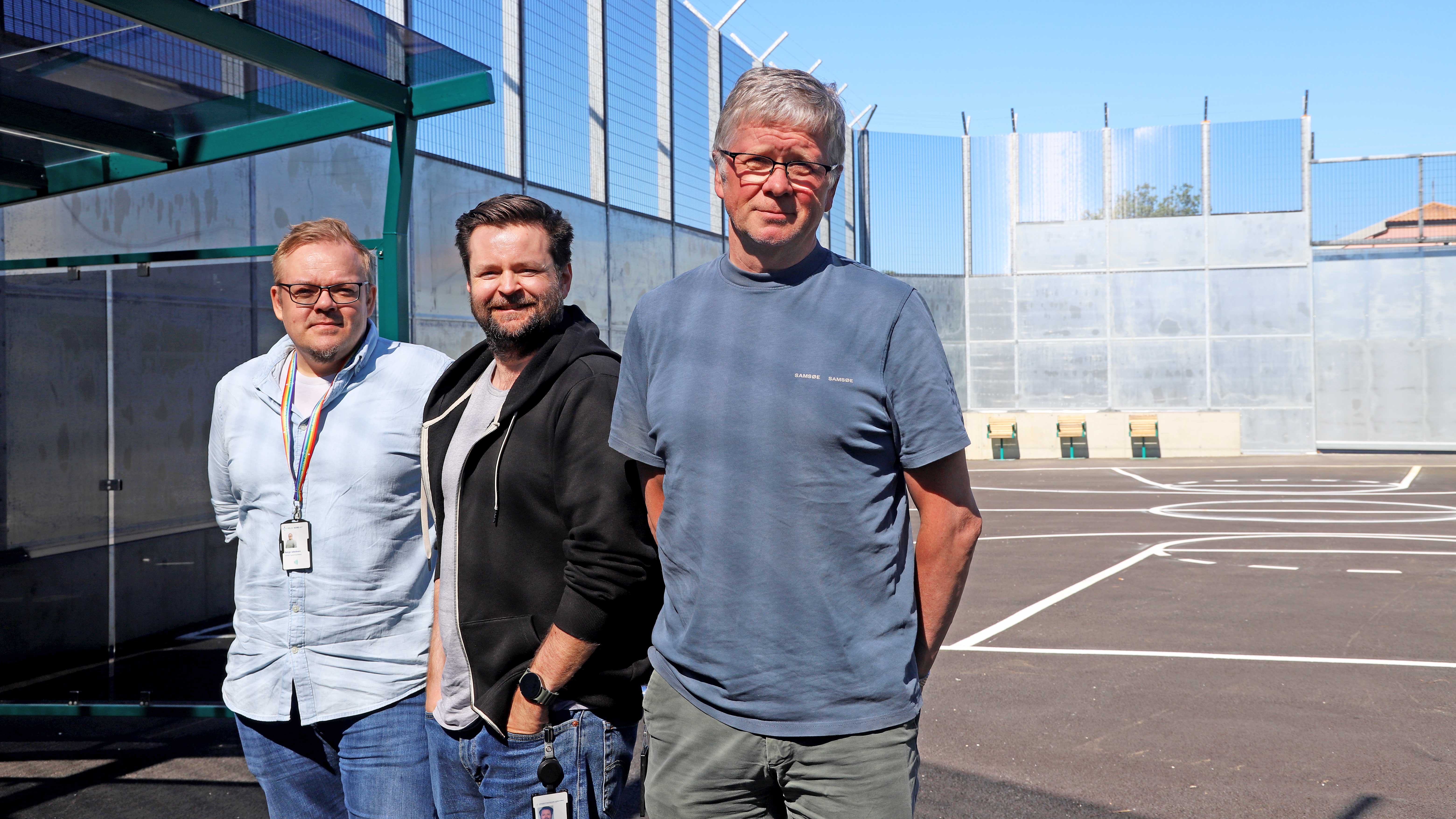 Børge Jakobsen (Helse Nord IKT), Andreas Rognmo (UNN) og Ketil Røtvold (UNN) i luftegården i sikkerhetsseksjonen på UNN Åsgård