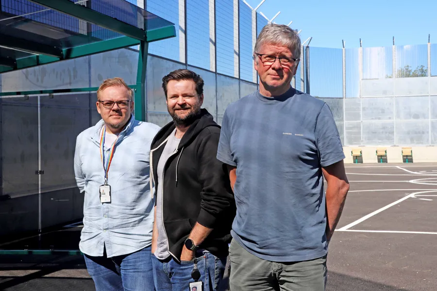 Børge Jakobsen (Helse Nord IKT), Andreas Rognmo (UNN) og Ketil Røtvold (UNN) i luftegården i sikkerhetsseksjonen på UNN Åsgård