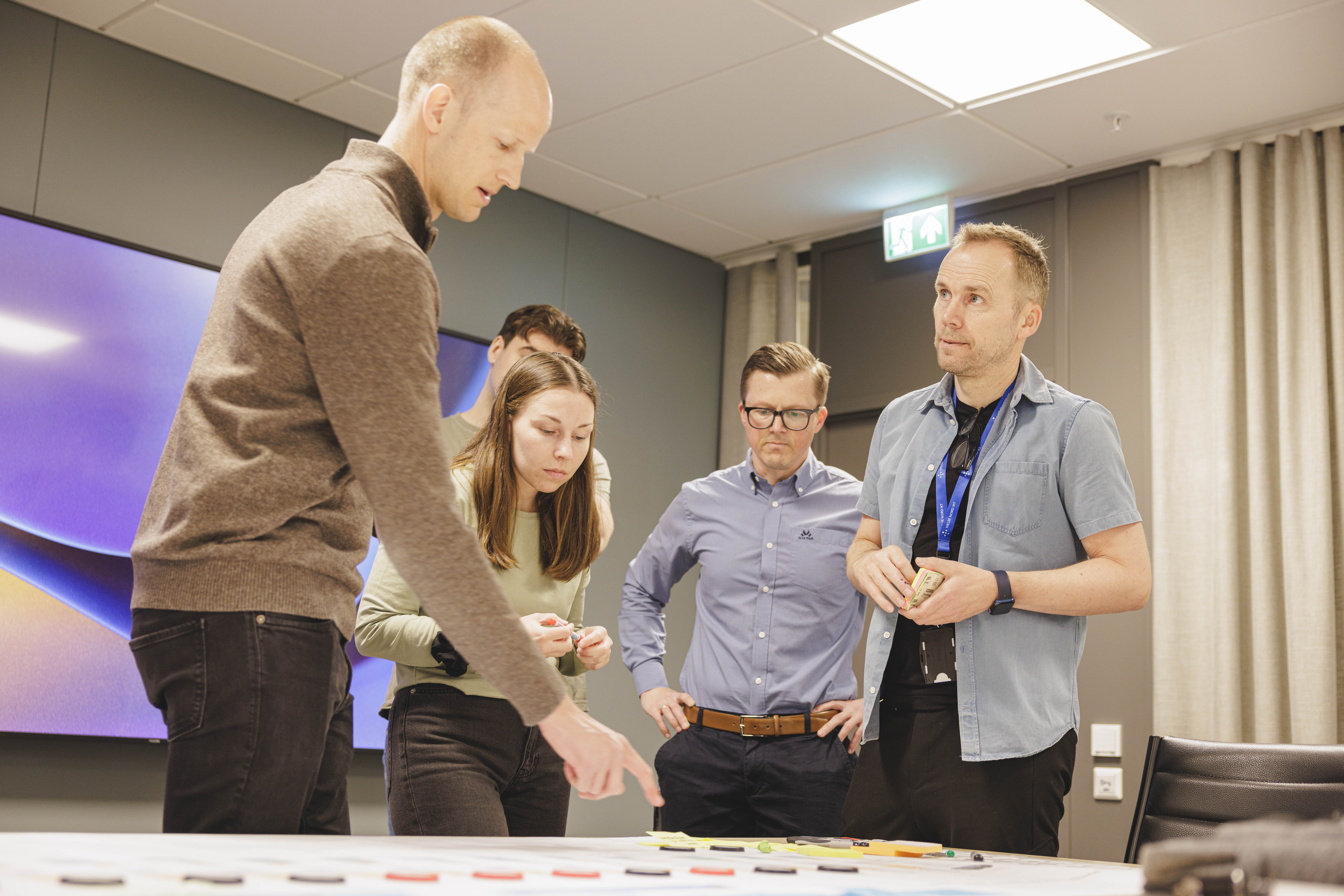 En gruppe mennesker som står rundt et bord