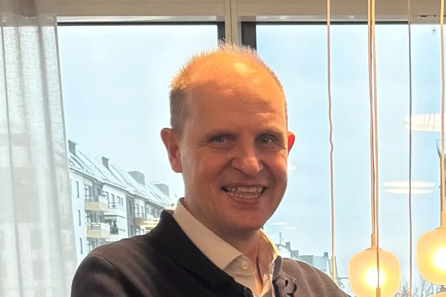 En mann som smiler til kameraet