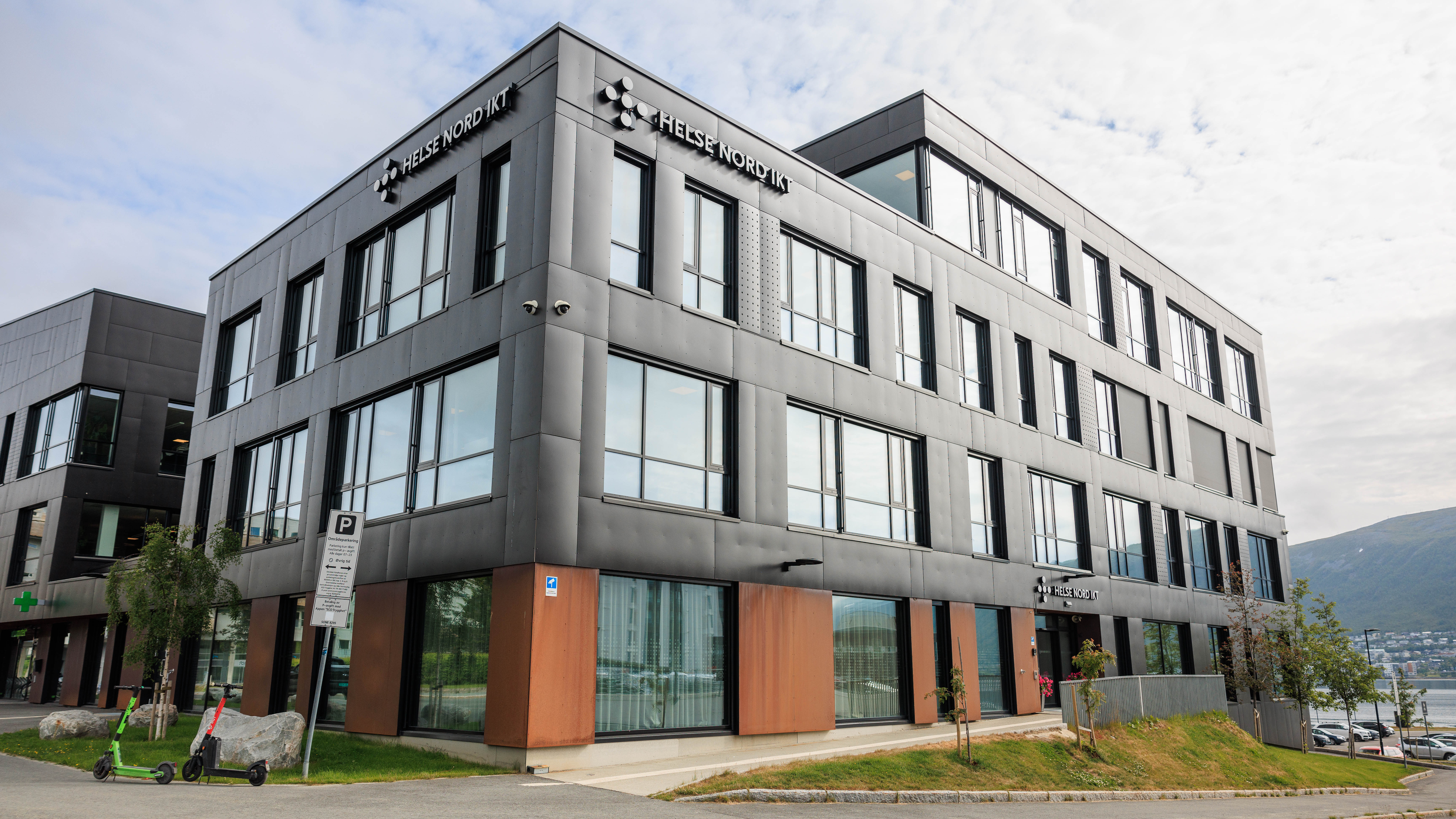 En stor bygning med mange vinduer