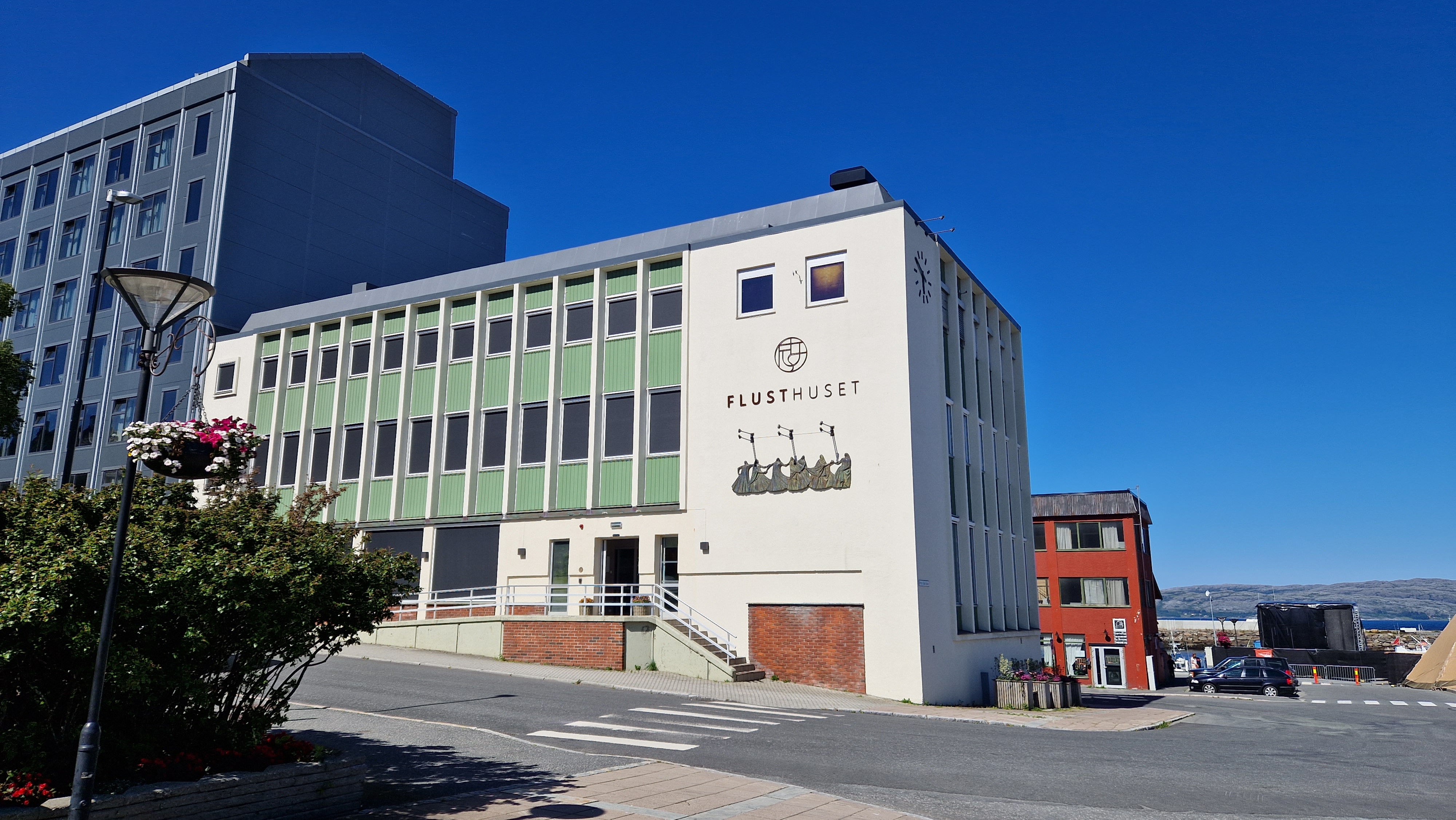 En bygning med parkeringsplass