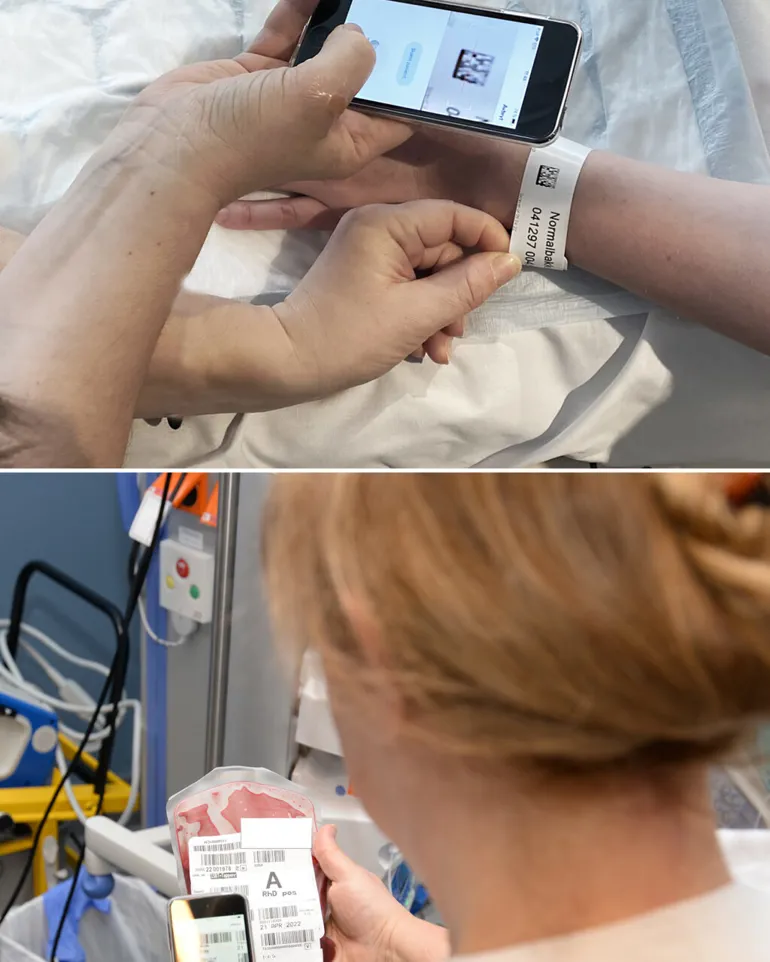 En person som holder en enhet mot en persons hode