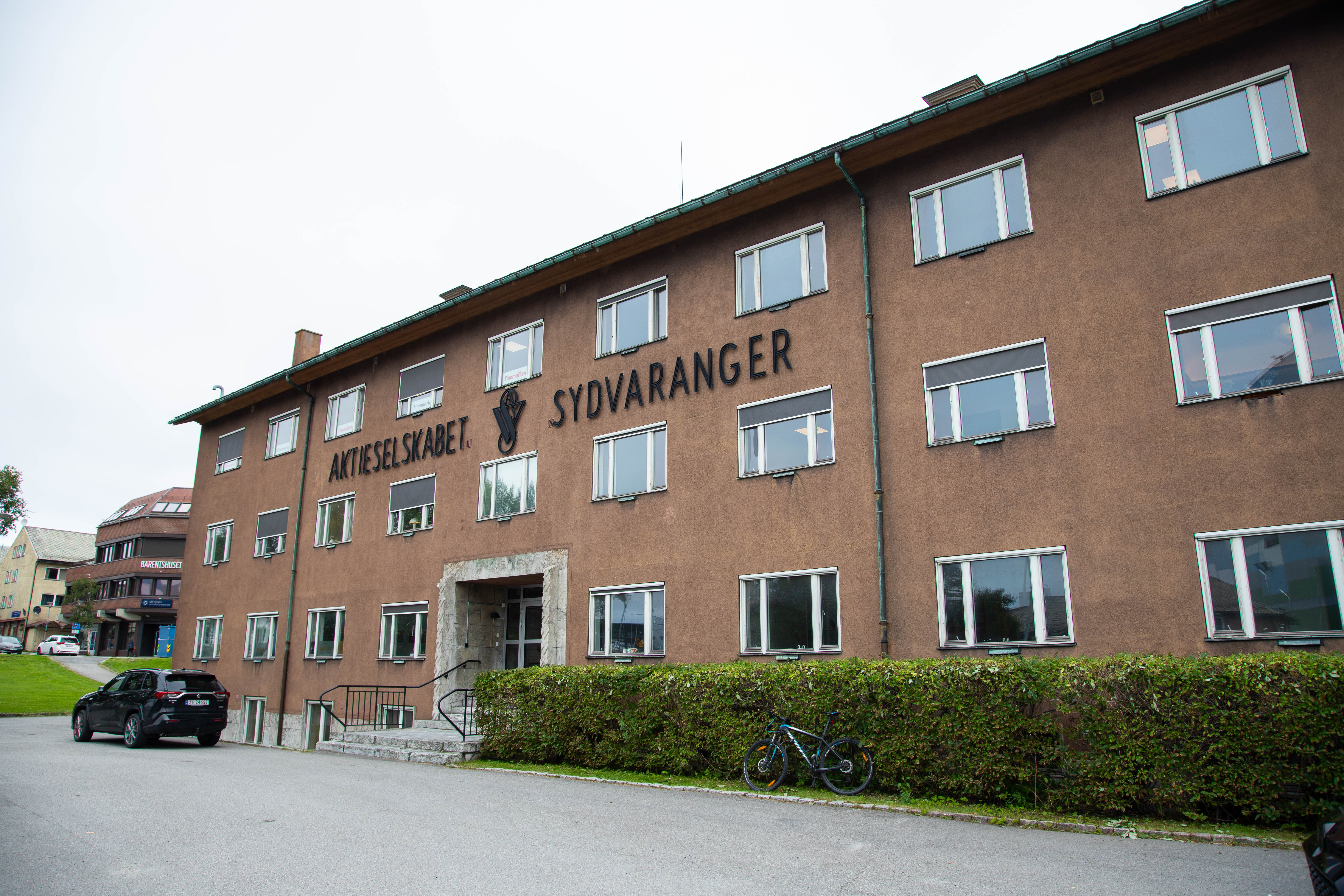 En bygning med en bil parkert foran den