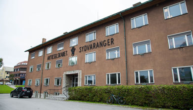 En bygning med en bil parkert foran den