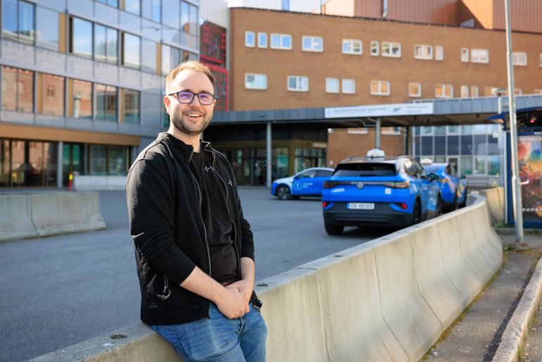 En mann som står på fortauet