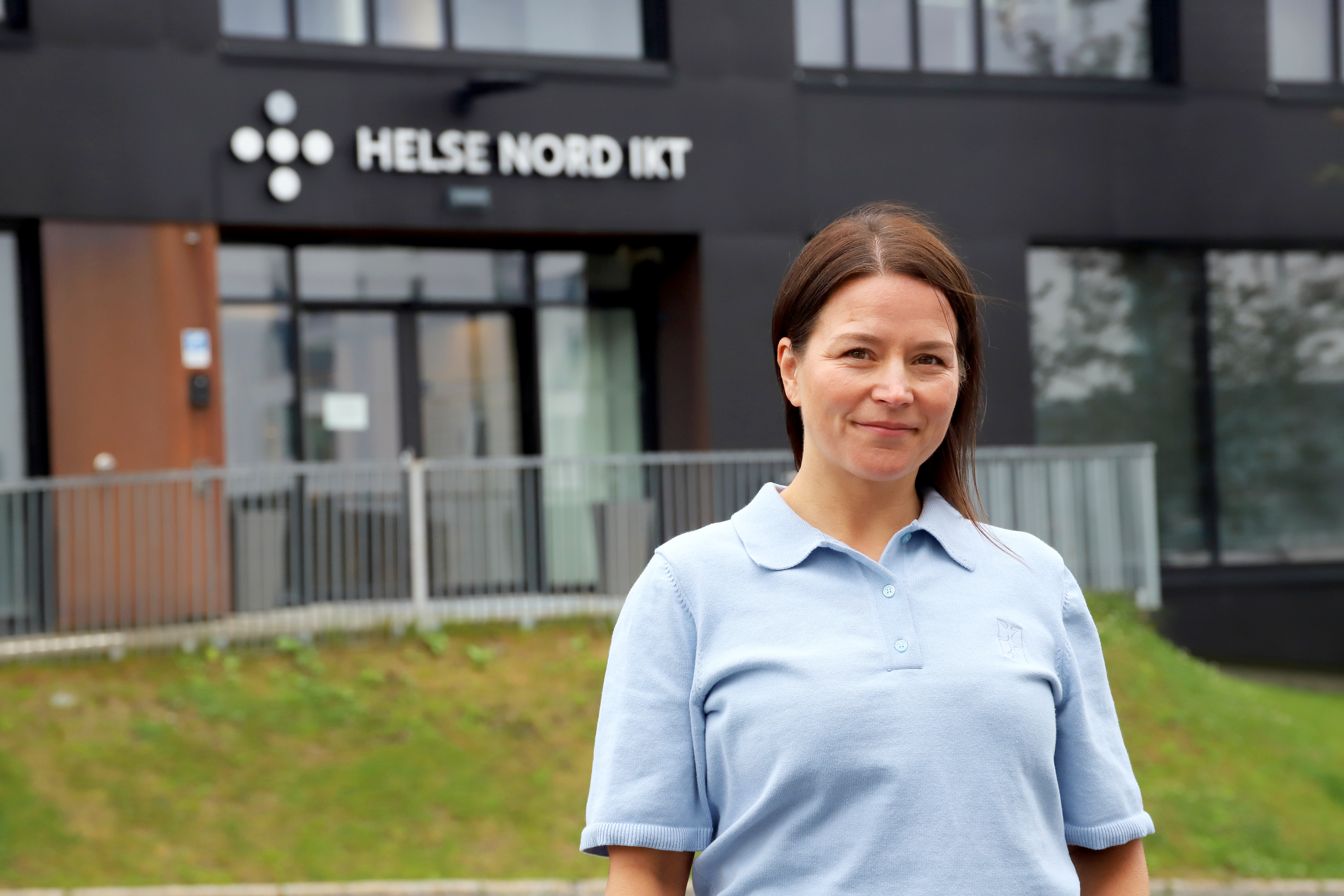 Margareth Johansen utenfor Helse Nord IKTs hovedkontor i Tromsø