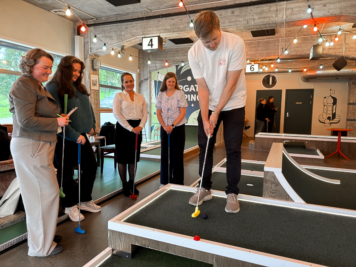 En gruppe mennesker som spiller minigolf