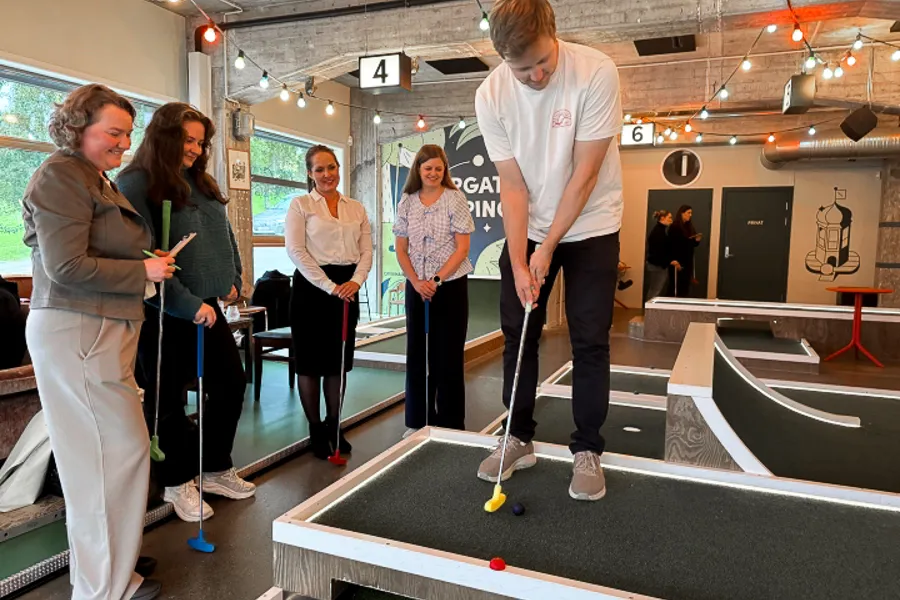 En gruppe mennesker som spiller minigolf