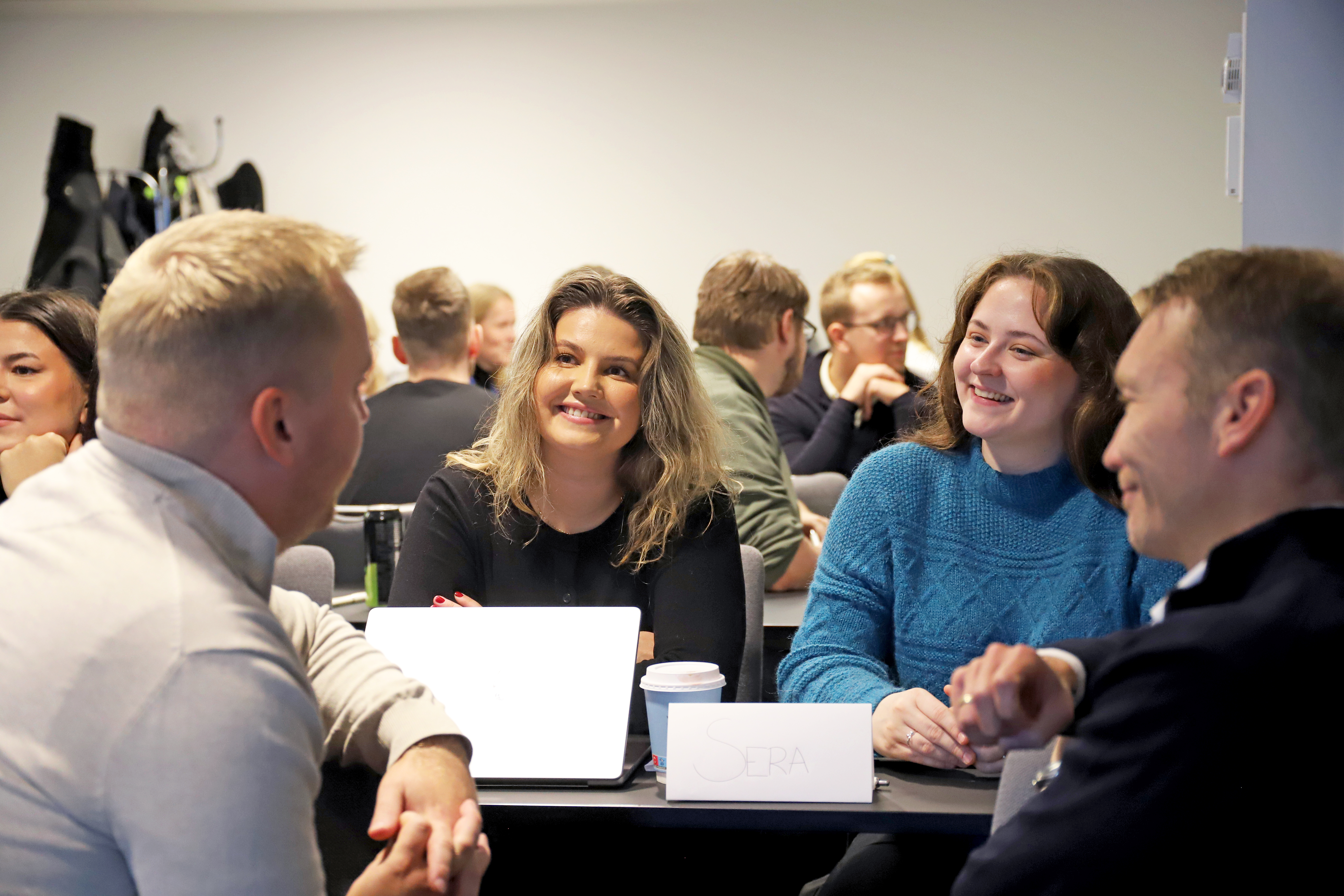 Stine Karlsen Fjeldsrud og Sera Madeleine Elstad slår av en prat med kollegaer.