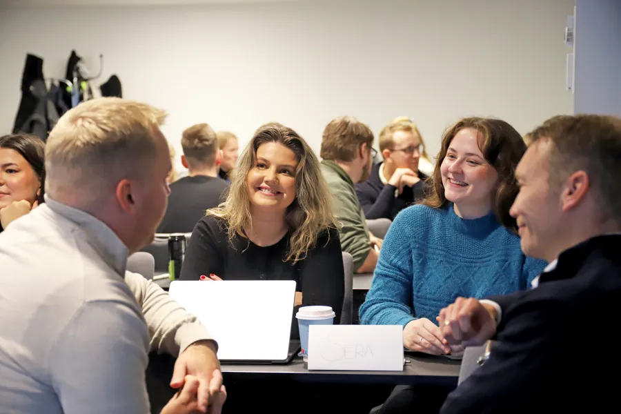 Stine Karlsen Fjeldsrud og Sera Madeleine Elstad slår av en prat med kollegaer.