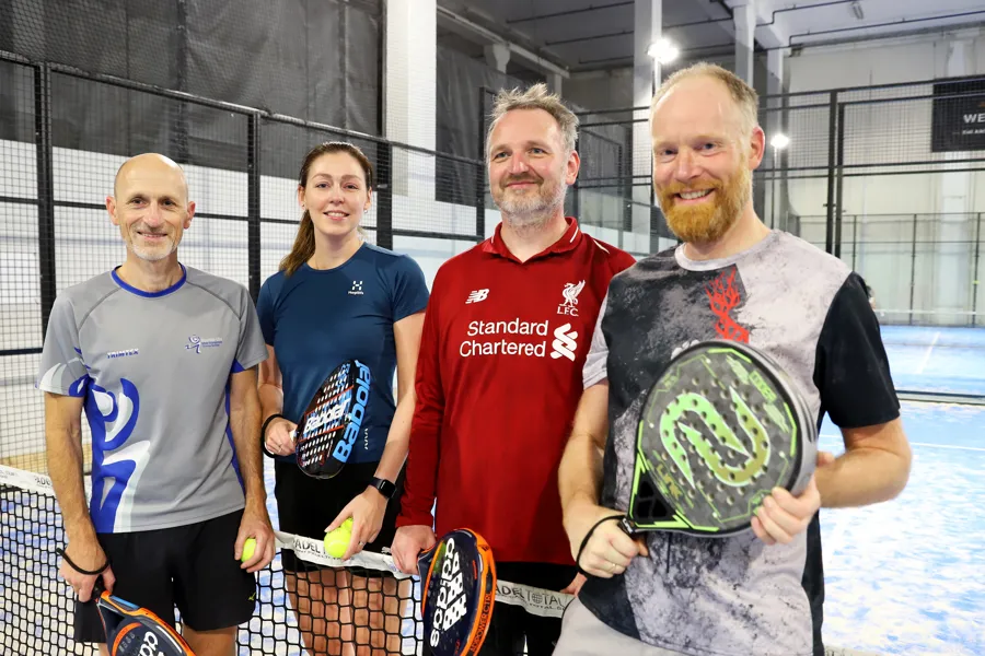 På padelbanen står Are Edvardsen, Martine Eberg Brandt, Mats Kristensen og Gunnar Sundfær skulder ved skuler, men på kontoret jobber de med helt ulike ting.