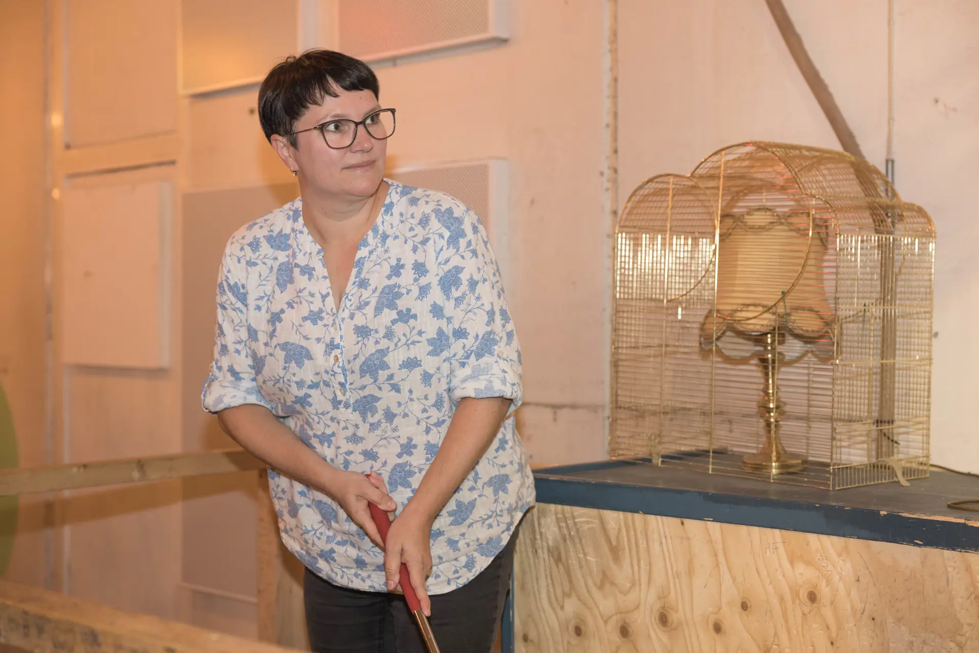 Kvinne som spiller minigolf